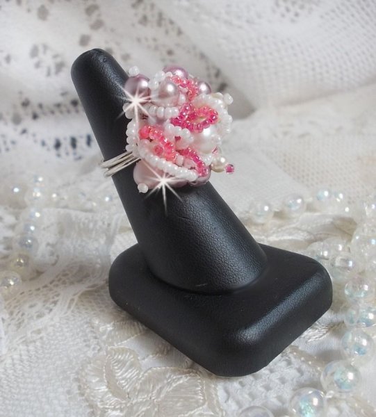 Bague Roses D&eacute;tente est brod&eacute;e avec des cristaux de Swarovski, une bague en argent massif 925/1000 et des rocailles