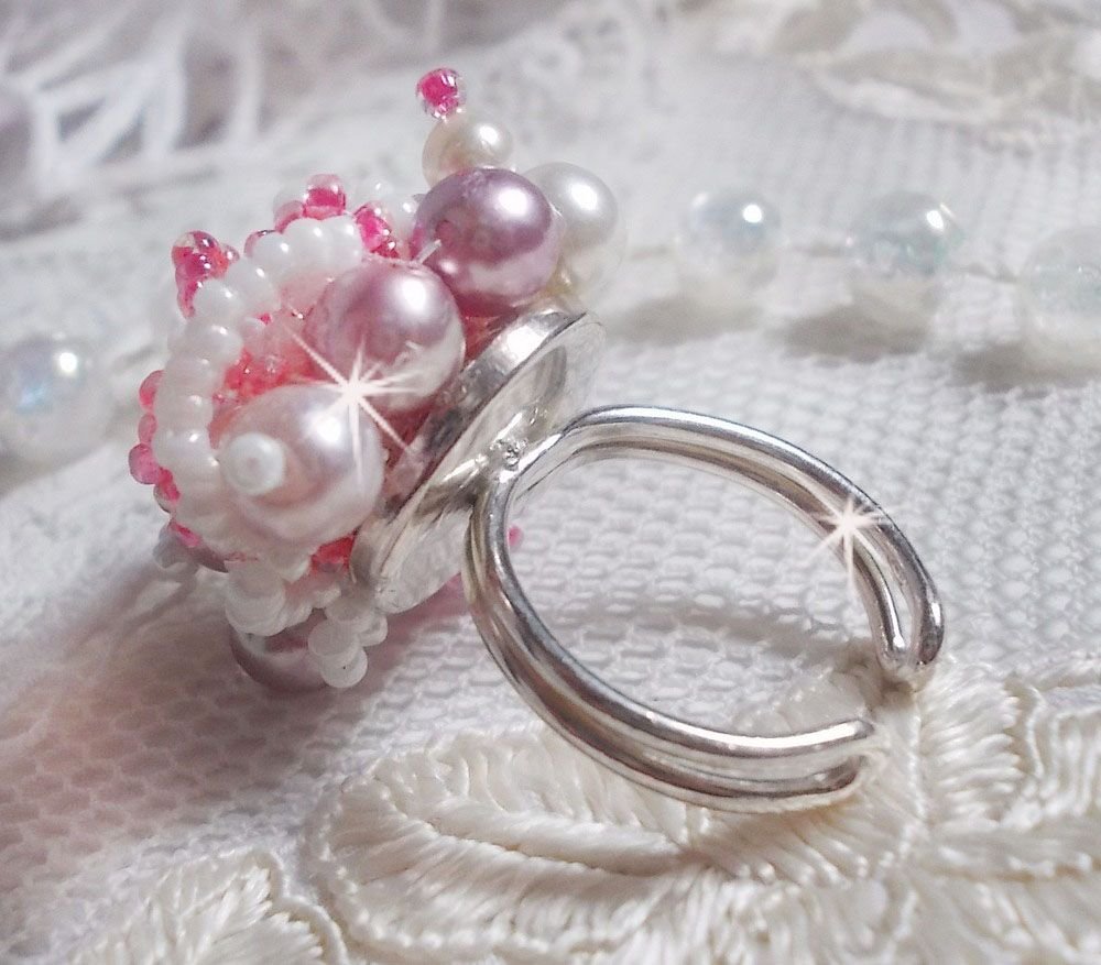 Bague Roses Détente est brodée avec des cristaux de Swarovski, une bague en argent massif 925/1000 et des rocailles