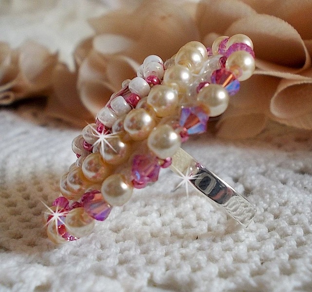 Bague Valmont Victorienne avec un cabochon en r&eacute;sine et des perles nacr&eacute;es