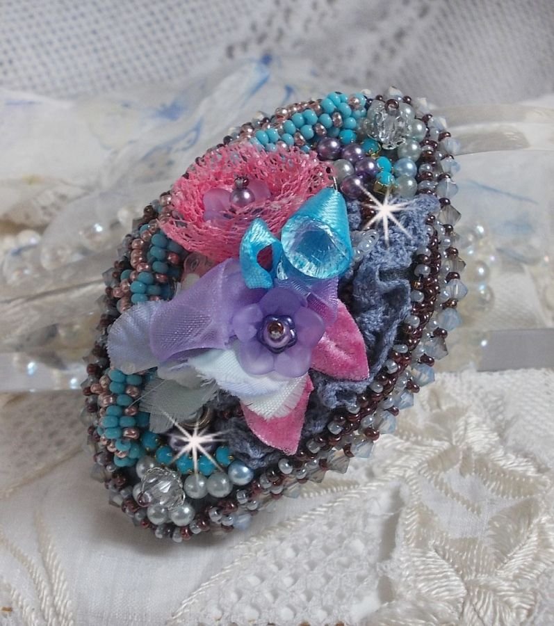 Mademoiselle Bluse Haute-Couture hair clip embroidered with pearl grey lace, round pearls, Lucite flowers and seed beads