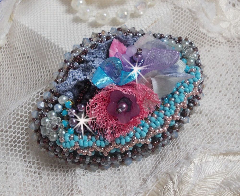 Mademoiselle Bluse Haute-Couture hair clip embroidered with pearl grey lace, round pearls, Lucite flowers and seed beads