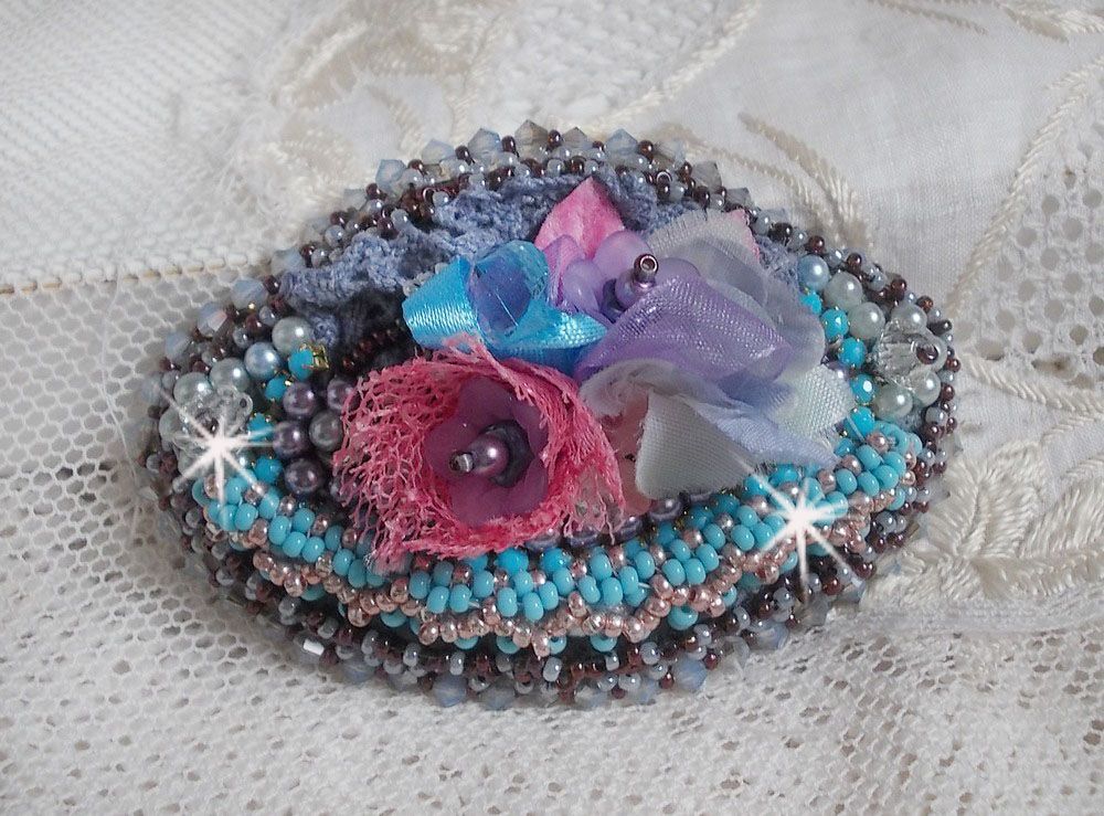 Mademoiselle Bluse Haute-Couture hair clip embroidered with pearl grey lace, round pearls, Lucite flowers and seed beads