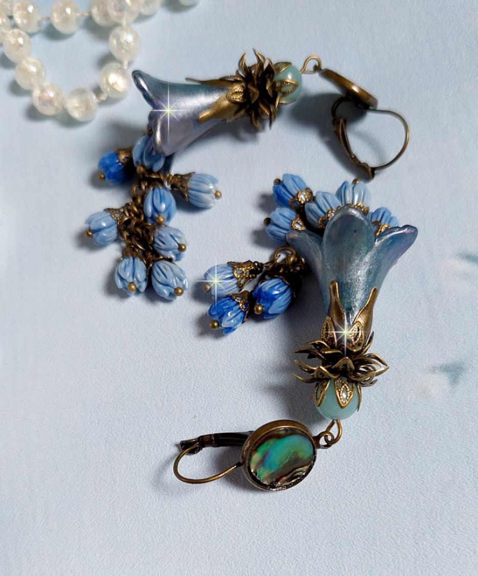 BO Abalone, pierres de Gemme : cabochon  Abalone et perles rondes Amazonite, boutons de roses en verre, calottes, chaîne. Le tout est fini sur des dormeuses en Métal. Une façon Nature et Chic