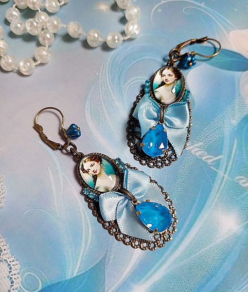 BO Aily cr&eacute;&eacute;es avec cabochons loupes, n&oelig;ud satin, strass, perles Cristal Swarovski, dormeuses laiton