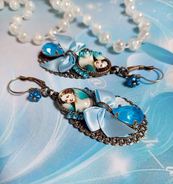 BO Aily créées avec cabochons loupes, nœud satin, strass, perles Cristal Swarovski, dormeuses laiton