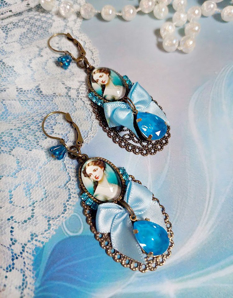 BO Aily créées avec cabochons loupes, nœud satin, strass, perles Cristal Swarovski, dormeuses laiton