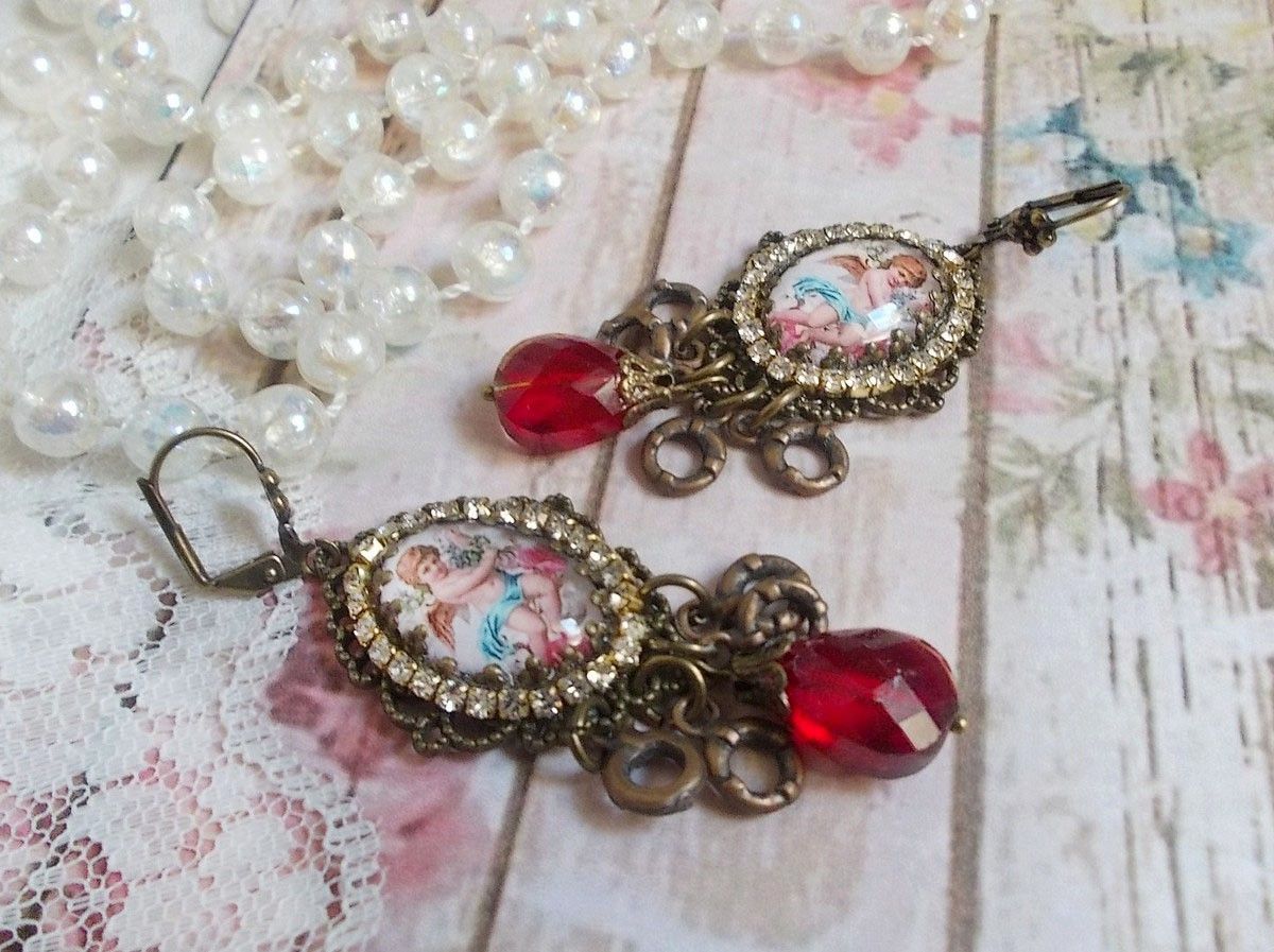 BO Little Angel created with magnifying glass cabochons representing Angels, crystals, charms and glass beads