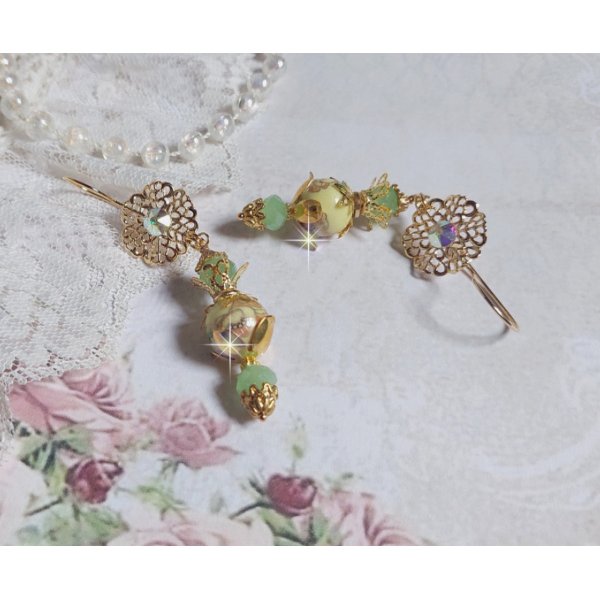 BO An&eacute;mone du Japon mont&eacute;es avec des perles en c&eacute;ramiques fleuries, perles aplaties facett&eacute;es en verre de boh&egrave;me couleur Tilleul, strass en Cristal AB, coupelles, calottes avec des crochets estampes 