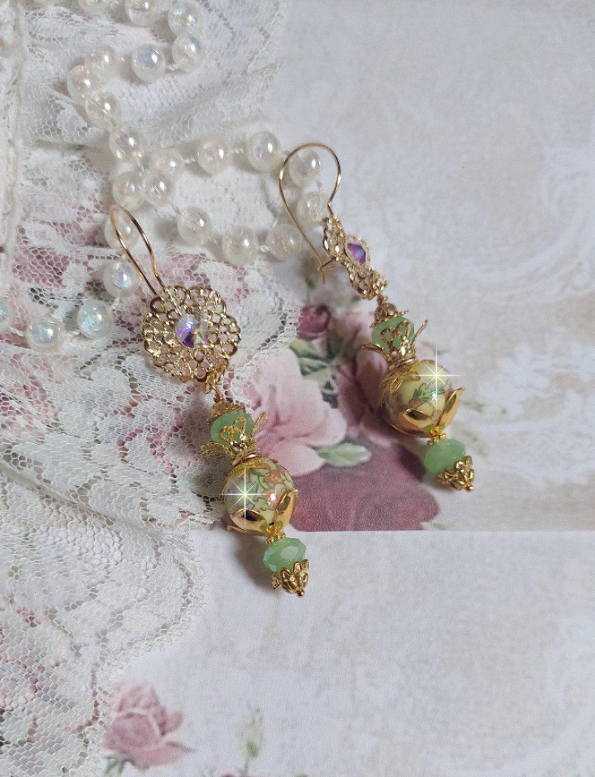 BO An&eacute;mone du Japon mont&eacute;es avec des perles en c&eacute;ramiques fleuries, perles aplaties facett&eacute;es en verre de boh&egrave;me couleur Tilleul, strass en Cristal AB, coupelles, calottes avec des crochets estampes 