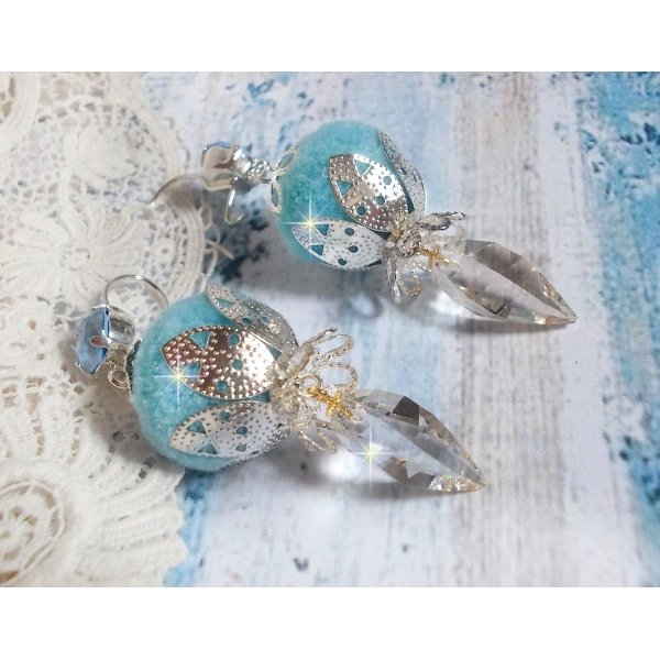 BO Azur&eacute;e Blue avec des pompons Bleu Ciel, cabochons et gouttes torsad&eacute;es en Cristal, coupelles et crochets en Argent 925/1000