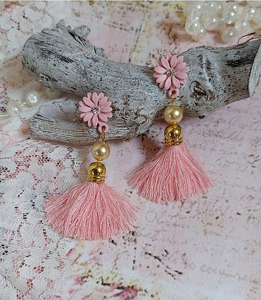 BO Baby Pink mont&eacute;es avec pompons, coquilles, perles rondes nacr&eacute;es cristal Swarovski et puces marguerites