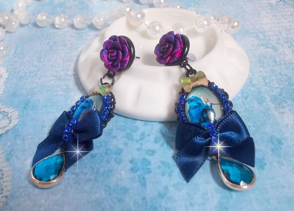 BO Ballerine In Blue en robe floue d’une belle élégance avec des nœuds en Satin et en Cristal, strassés autour des cabochons à laquelle s’ajoute des roses en résine. Une belle élégance !