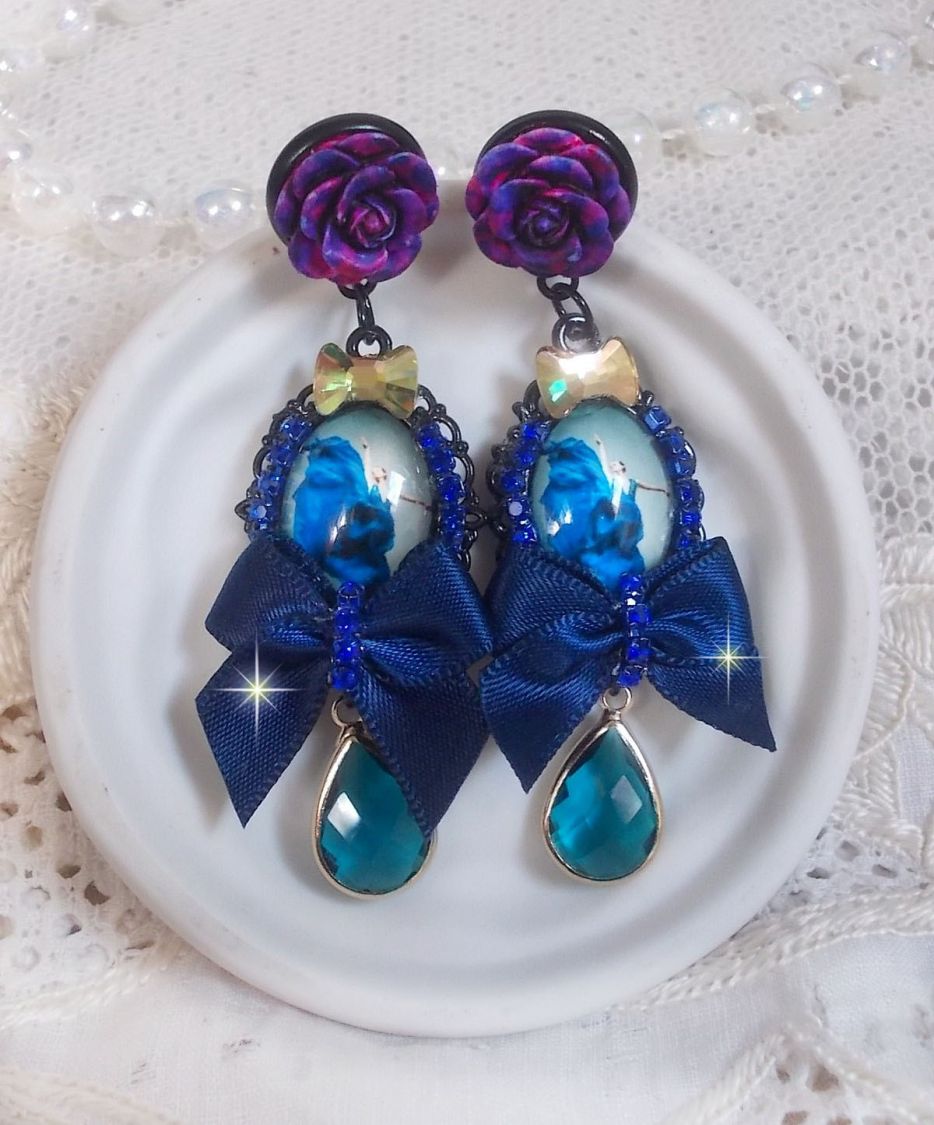 BO Ballerine In Blue en robe floue d’une belle élégance avec des nœuds en Satin et en Cristal, strassés autour des cabochons à laquelle s’ajoute des roses en résine. Une belle élégance !