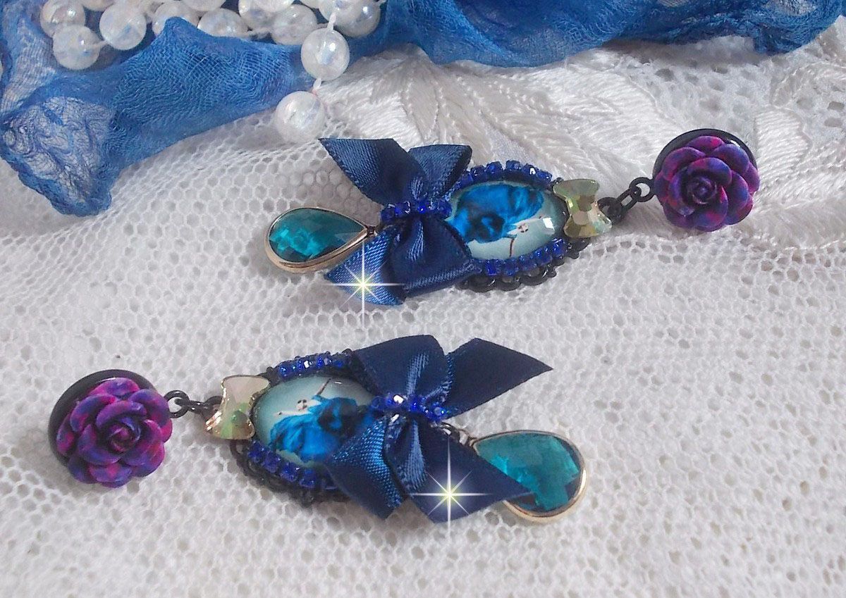 BO Ballerine In Blue en robe floue d’une belle élégance avec des nœuds en Satin et en Cristal, strassés autour des cabochons à laquelle s’ajoute des roses en résine. Une belle élégance !