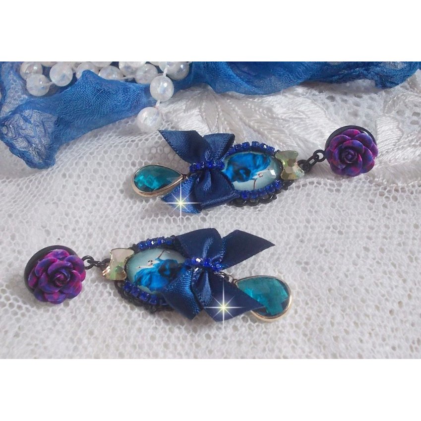 BO Ballerine In Blue en robe floue d’une belle élégance avec des nœuds en Satin et en Cristal, strassés autour des cabochons à laquelle s’ajoute des roses en résine. Une belle élégance !