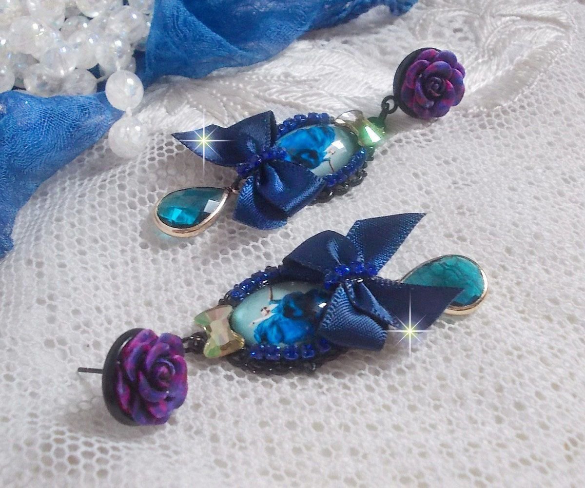 BO Ballerine In Blue en robe floue d’une belle élégance avec des nœuds en Satin et en Cristal, strassés autour des cabochons à laquelle s’ajoute des roses en résine. Une belle élégance !