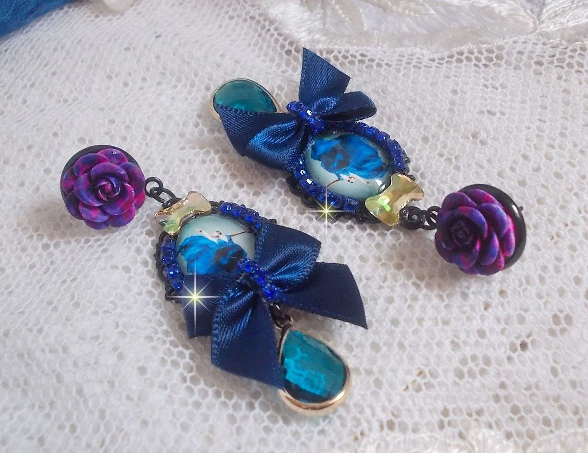 BO Ballerine In Blue en robe floue d’une belle élégance avec des nœuds en Satin et en Cristal, strassés autour des cabochons à laquelle s’ajoute des roses en résine. Une belle élégance !