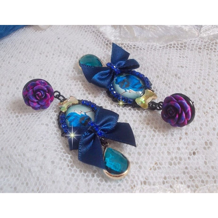 BO Ballerine In Blue en robe floue d’une belle élégance avec des nœuds en Satin et en Cristal, strassés autour des cabochons à laquelle s’ajoute des roses en résine. Une belle élégance !