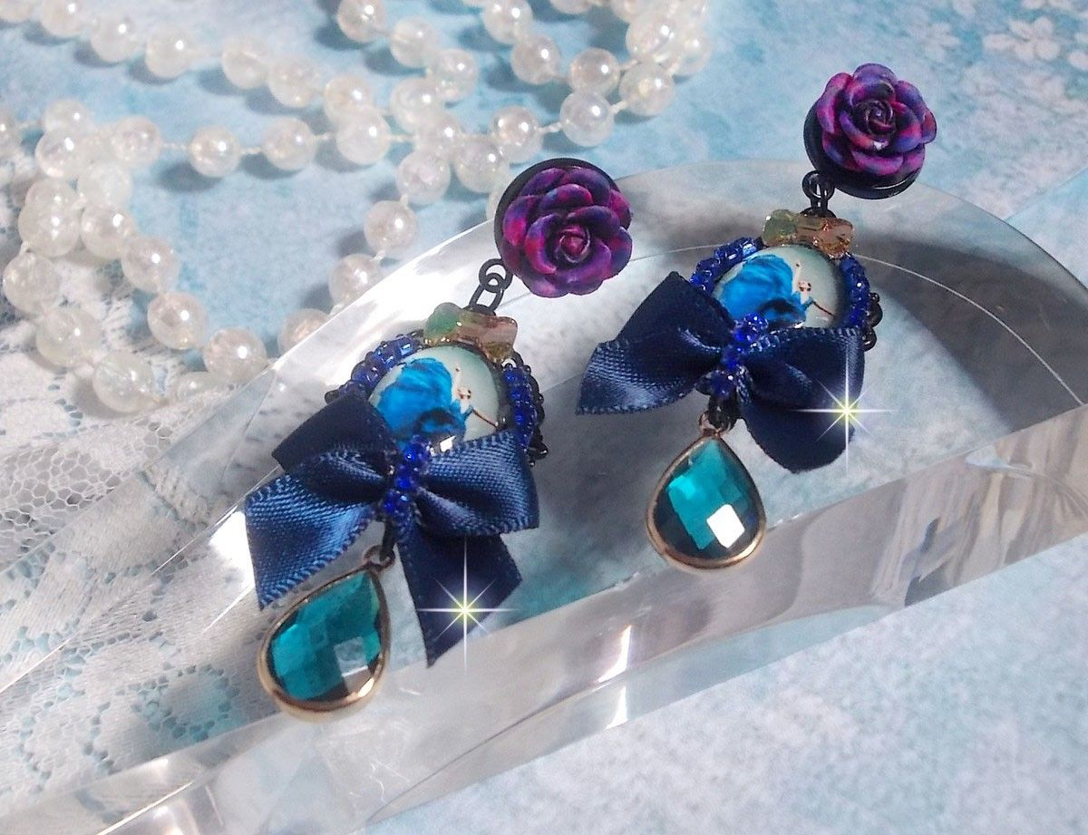 BO Ballerine In Blue en robe floue d’une belle élégance avec des nœuds en Satin et en Cristal, strassés autour des cabochons à laquelle s’ajoute des roses en résine. Une belle élégance !