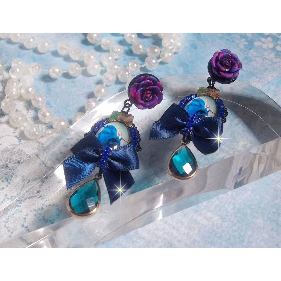 BO Ballerine In Blue en robe floue d’une belle élégance avec des nœuds en Satin et en Cristal, strassés autour des cabochons à laquelle s’ajoute des roses en résine. Une belle élégance !