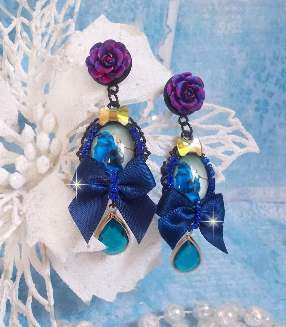 BO Ballerine In Blue en robe floue d’une belle élégance avec des nœuds en Satin et en Cristal, strassés autour des cabochons à laquelle s’ajoute des roses en résine. Une belle élégance !