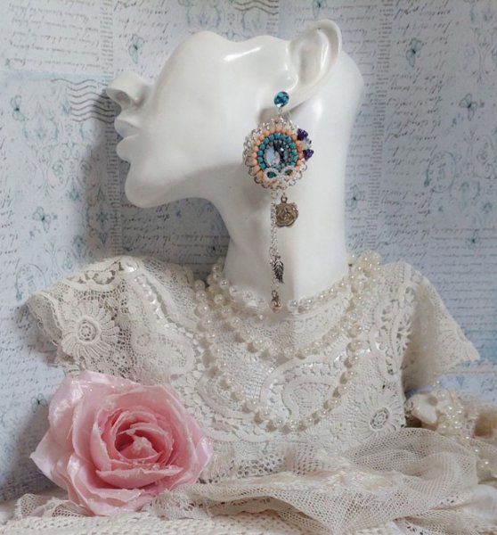 BO Belle de Cadix avec cabochons ronds en verre, fleurs clochettes en verre, cristaux, n&oelig;uds en R&eacute;sine, cha&icirc;nes perl&eacute;es, breloques et clous d&rsquo;oreilles en Argent 925/1000