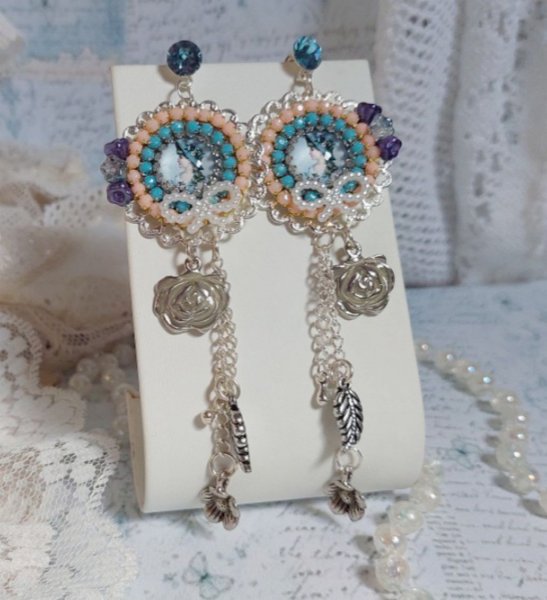 BO Belle de Cadix avec cabochons ronds en verre, fleurs clochettes en verre, cristaux, n&oelig;uds en R&eacute;sine, cha&icirc;nes perl&eacute;es, breloques et clous d&rsquo;oreilles en Argent 925/1000