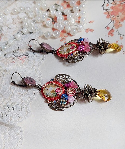 BO Belle classe mont&eacute;es avec estampes m&eacute;tal, cabochons verres, fleurs porcelaines et perles Cristal Swarovski.