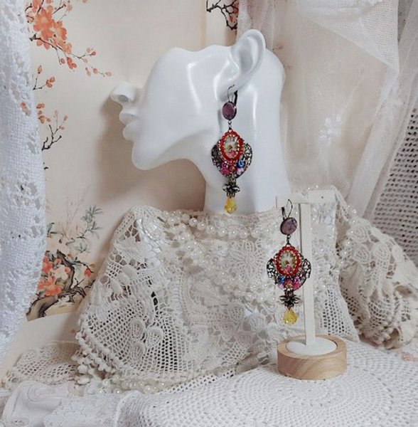 BO Belle classe montées avec estampes métal, cabochons verres, fleurs porcelaines et perles Cristal Swarovski.