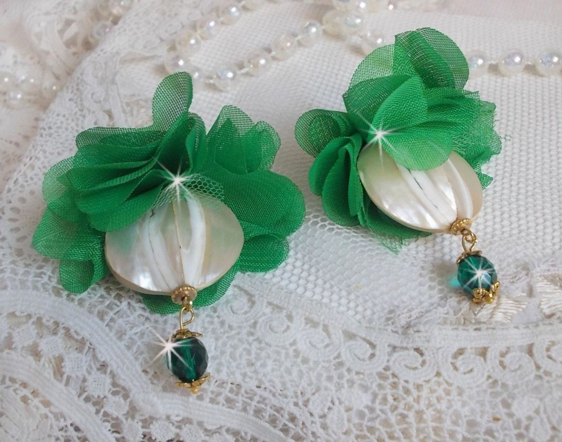 BO Belle Emeraude created with beautiful domed pearls and flowers in green fabric and sleepers