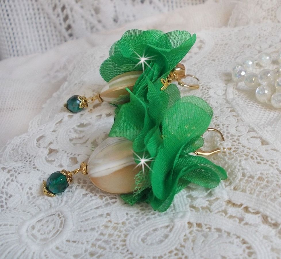 BO Belle Emeraude created with beautiful domed pearls and flowers in green fabric and sleepers