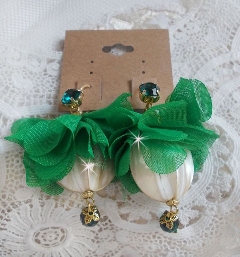 BO Belle Emeraude created with beautiful domed pearls and flowers in green fabric and sleepers