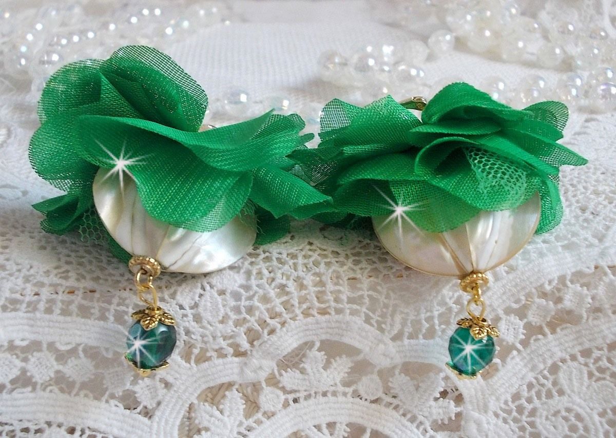 BO Belle Emeraude created with beautiful domed pearls and flowers in green fabric and sleepers