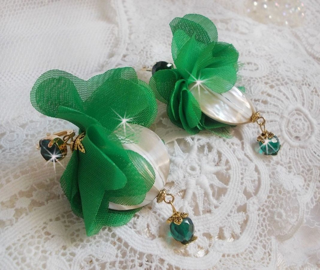 BO Belle Emeraude created with beautiful domed pearls and flowers in green fabric and sleepers