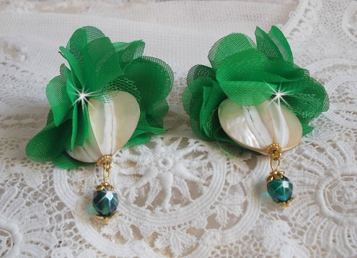 BO Belle Emeraude created with beautiful domed pearls and flowers in green fabric and sleepers