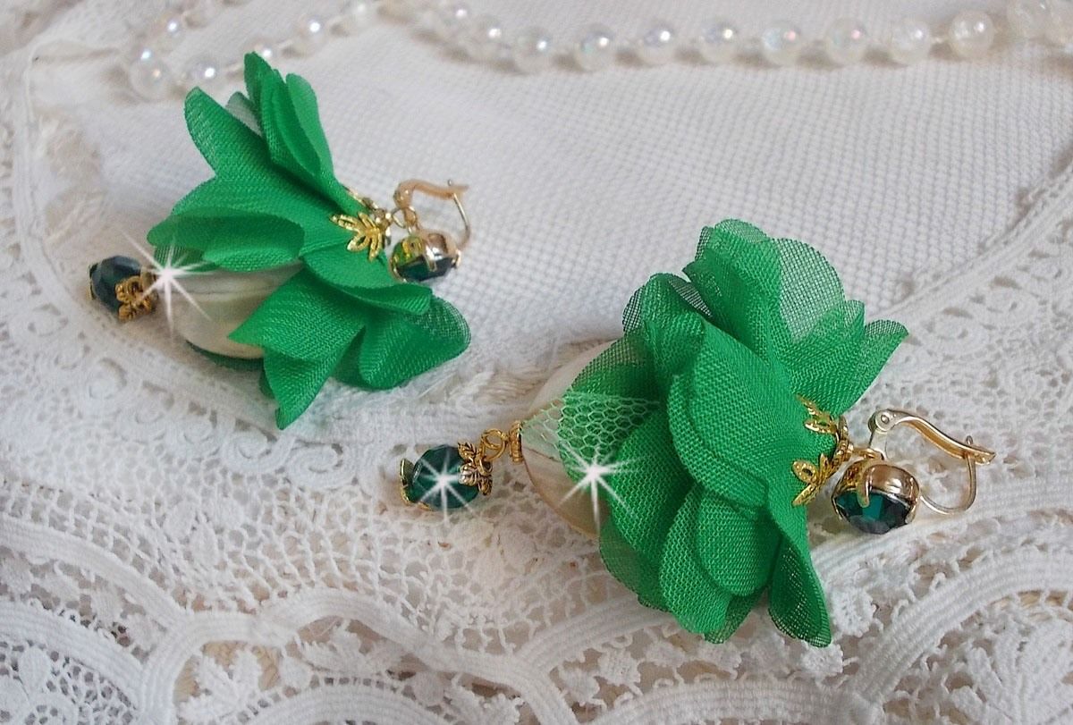 BO Belle Emeraude created with beautiful domed pearls and flowers in green fabric and sleepers