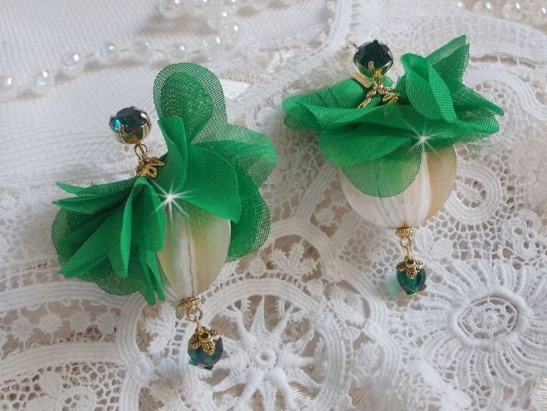 BO Belle Emeraude created with beautiful domed pearls and flowers in green fabric and sleepers