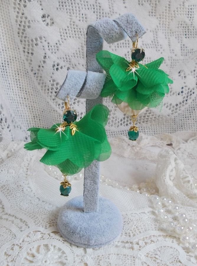 BO Belle Emeraude created with beautiful domed pearls and flowers in green fabric and sleepers