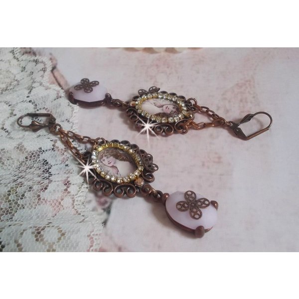 BO Blondy Roses created with PureCrystal cabochons, magnifying glass cabochons, medallions and rhinestone chain