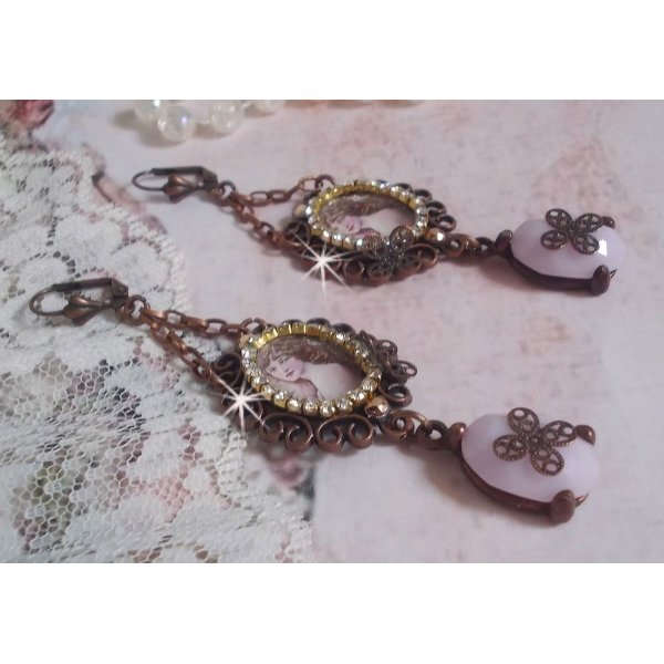 BO Blondy Roses created with PureCrystal cabochons, magnifying glass cabochons, medallions and rhinestone chain