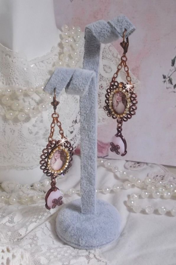 BO Blondy Roses created with PureCrystal cabochons, magnifying glass cabochons, medallions and rhinestone chain