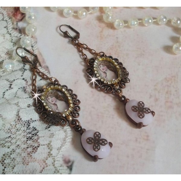 BO Blondy Roses created with PureCrystal cabochons, magnifying glass cabochons, medallions and rhinestone chain