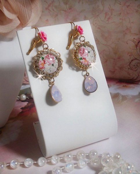 BO Bouquet Valentine created with glass rose bouquet cabochons, resin cabochons and Swarovski crystals 