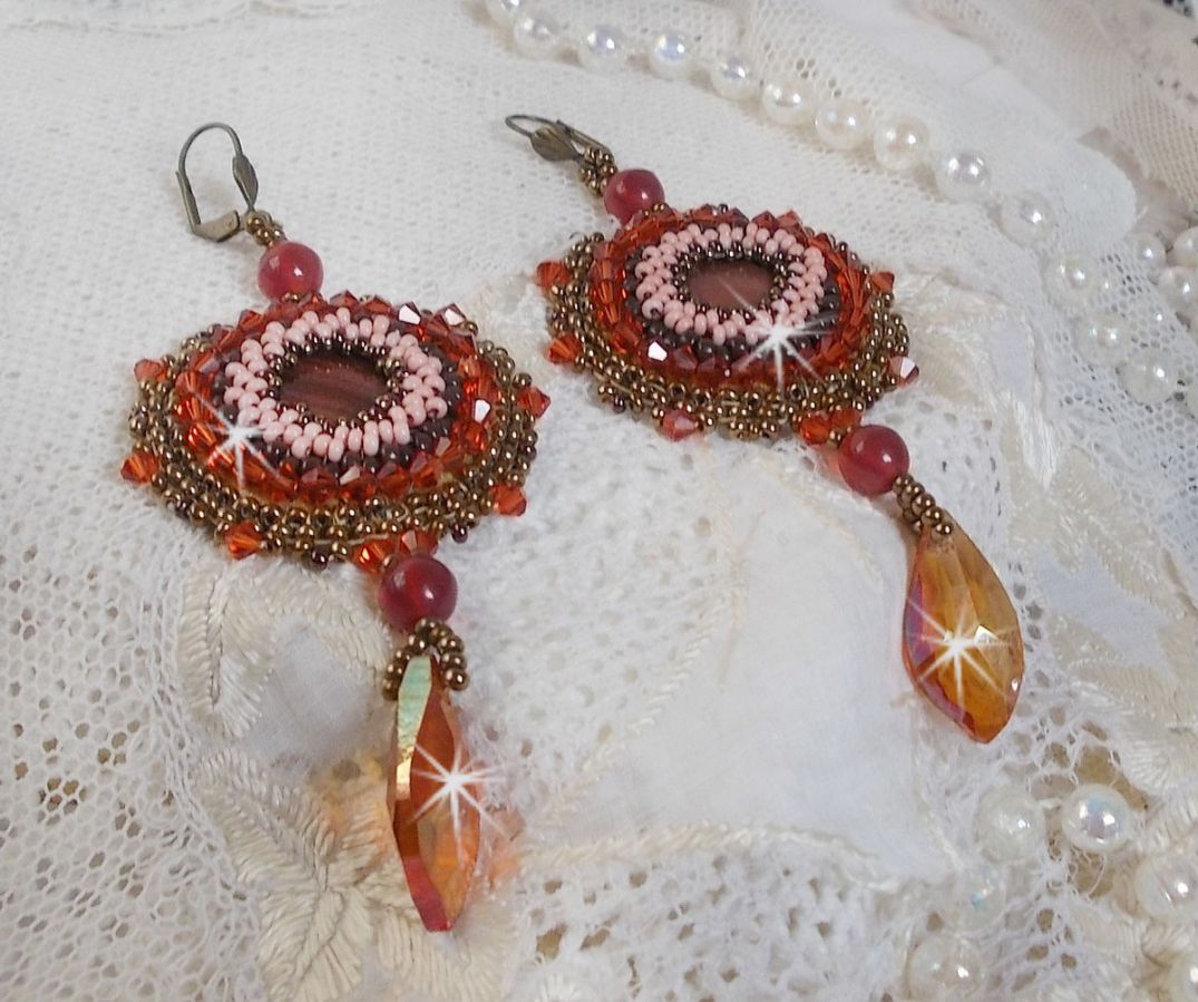 BO Topaz embroidered with mahogany pearl discs, smooth round beads, Swarovski crystals and seed beads