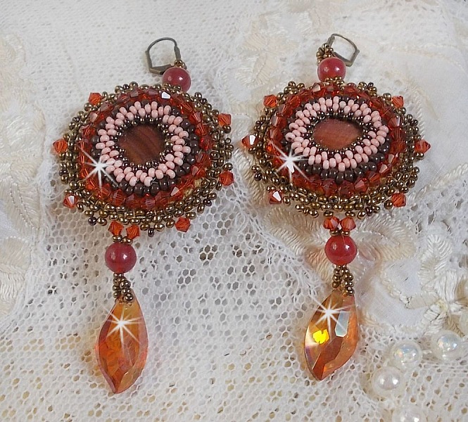 BO Topaz embroidered with mahogany pearl discs, smooth round beads, Swarovski crystals and seed beads