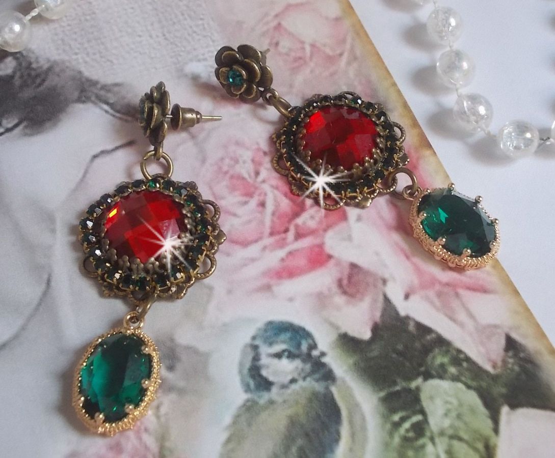 Red and Green monochrome BO mounted with red glass cabochons, oval zirconium pendants, bronze flower-shaped BO and quality accessories