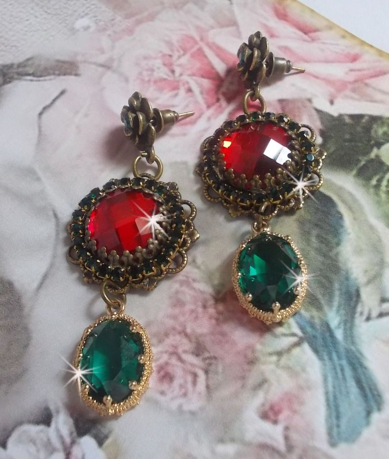 Red and Green monochrome BO mounted with red glass cabochons, oval zirconium pendants, bronze flower-shaped BO and quality accessories