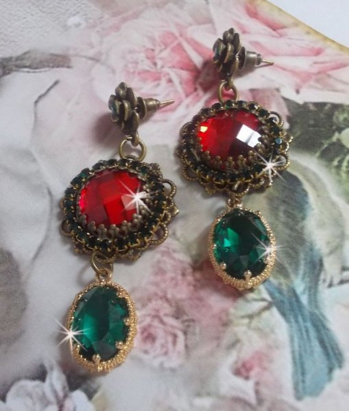 Red and Green monochrome BO mounted with red glass cabochons, oval zirconium pendants, bronze flower-shaped BO and quality accessories