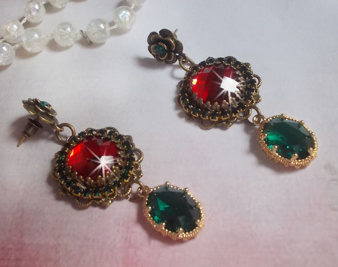 Red and Green monochrome BO mounted with red glass cabochons, oval zirconium pendants, bronze flower-shaped BO and quality accessories