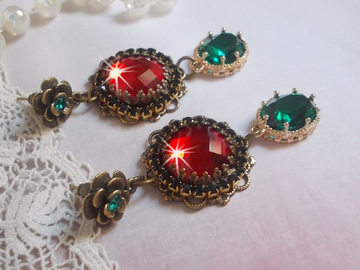 Red and Green monochrome BO mounted with red glass cabochons, oval zirconium pendants, bronze flower-shaped BO and quality accessories